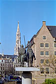 Bruxelles, Belgio - il campanile dell'Hotel de Ville con la statua di Don Chisciotte e Sancho Panza. 